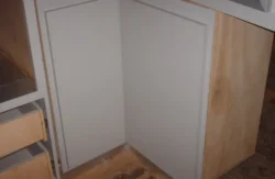 Cocina empotrada con laminado decorativo y perfiles metálicos Módulo rinconera superior antes de instalar