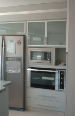 Parte frontal de módulos de horno, nevera y micro hondas