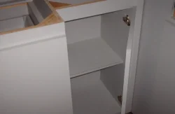 Vista interna de modular inferior en cocina empotrada gris