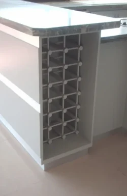 Vinera incorporada debajo de tope