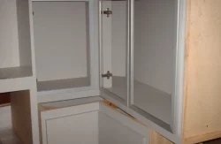 Módulo esquinero con puertas metálicas