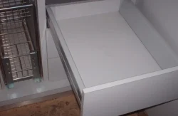 Detalle de gaveta tipo box con costados prefabricados metálicos