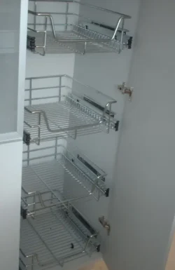 Despensa con cestas metálicas