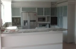 Perspectiva frontal de tope en cocina empotrada