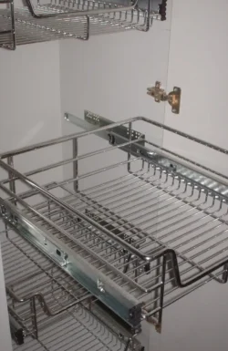 Acercamiento de cesta metálica en despensa