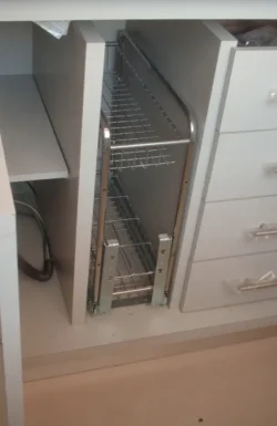 Aceitera metálica en costado de gavetero