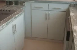 Pasillo interno inferior en cocina empotrada