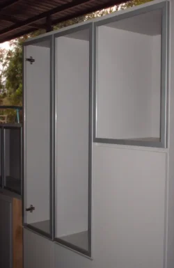 Despensa de cocina empotrada con puertas de perfiles metálicos