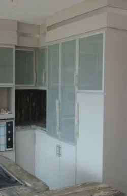 Vista lejana de rincón derecho de módulos en lámina y perfiles metálicos