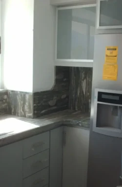 Rincón izquierdo de cocina empotrada gris